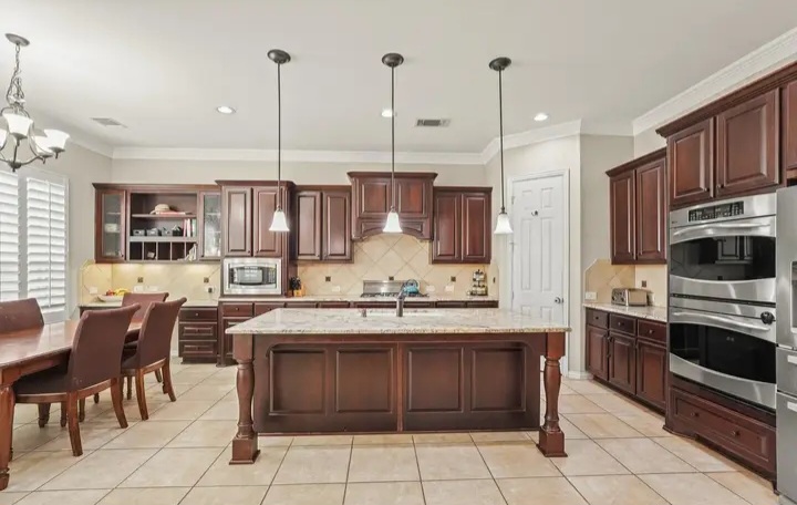 2 story Highland Homes with a generous backyard with a Pool - Houses in Cypress - Image 4 of 8