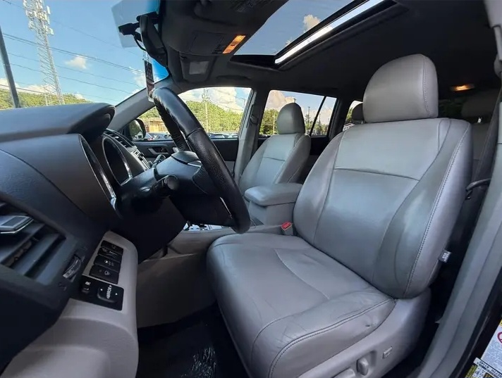 2013 Toyota Highlander SE Sport Utility 4D For sale in Stoughton, MA - Cars in Stoughton - Image 4 of 6