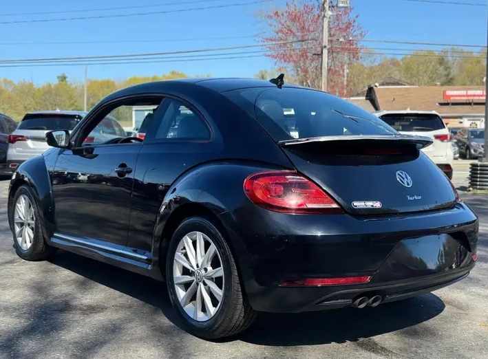2018 Volkswagen Beetle 2.0T S Hatchback 2D - Cars in Stoughton - รูปภาพ 5 of 10
