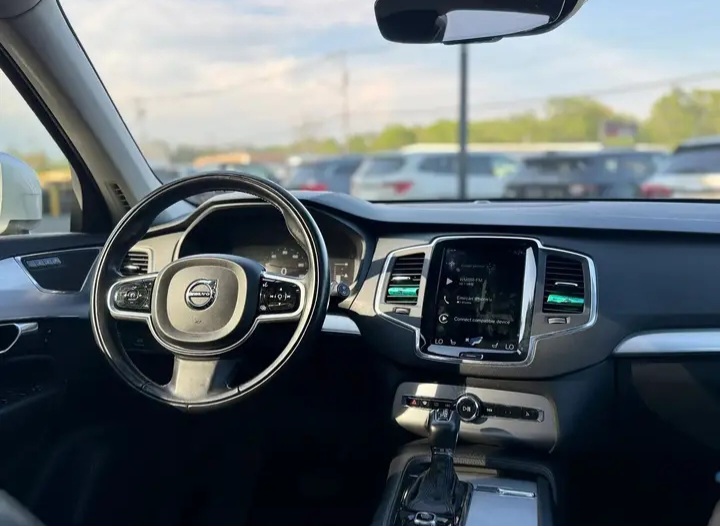 2018 Volvo XC90 T5 Momentum Sport Utility 4D - Cars in Stoughton - รูปภาพ 4 of 10