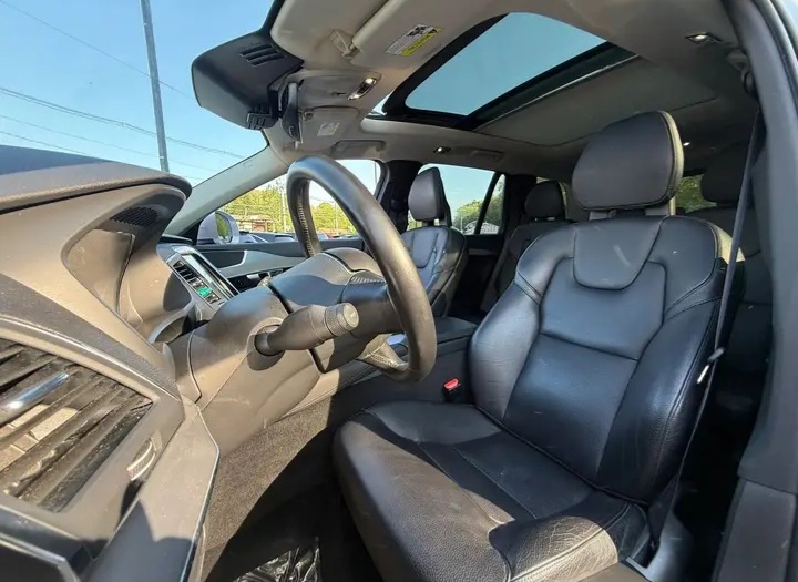 2018 Volvo XC90 T5 Momentum Sport Utility 4D - Cars in Stoughton - รูปภาพ 5 of 10