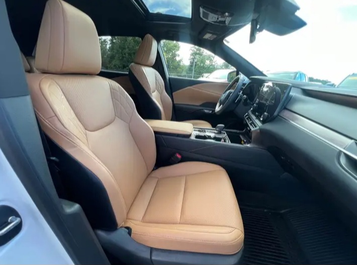 🔥 2024 LEXUS RX 350h AWD — LOW MILES! 🔥 - Cars in Norwood - Image 6 of 8