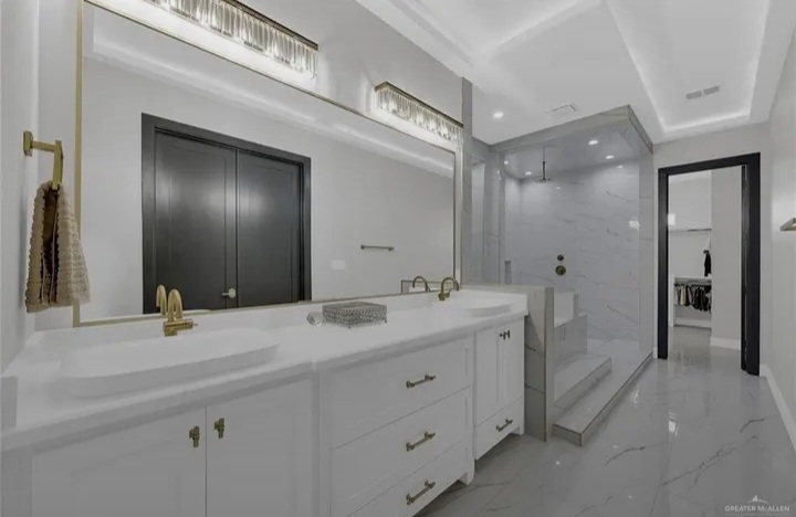 🏡 Luxury Modern Estate on 1 Acre in Edinburg