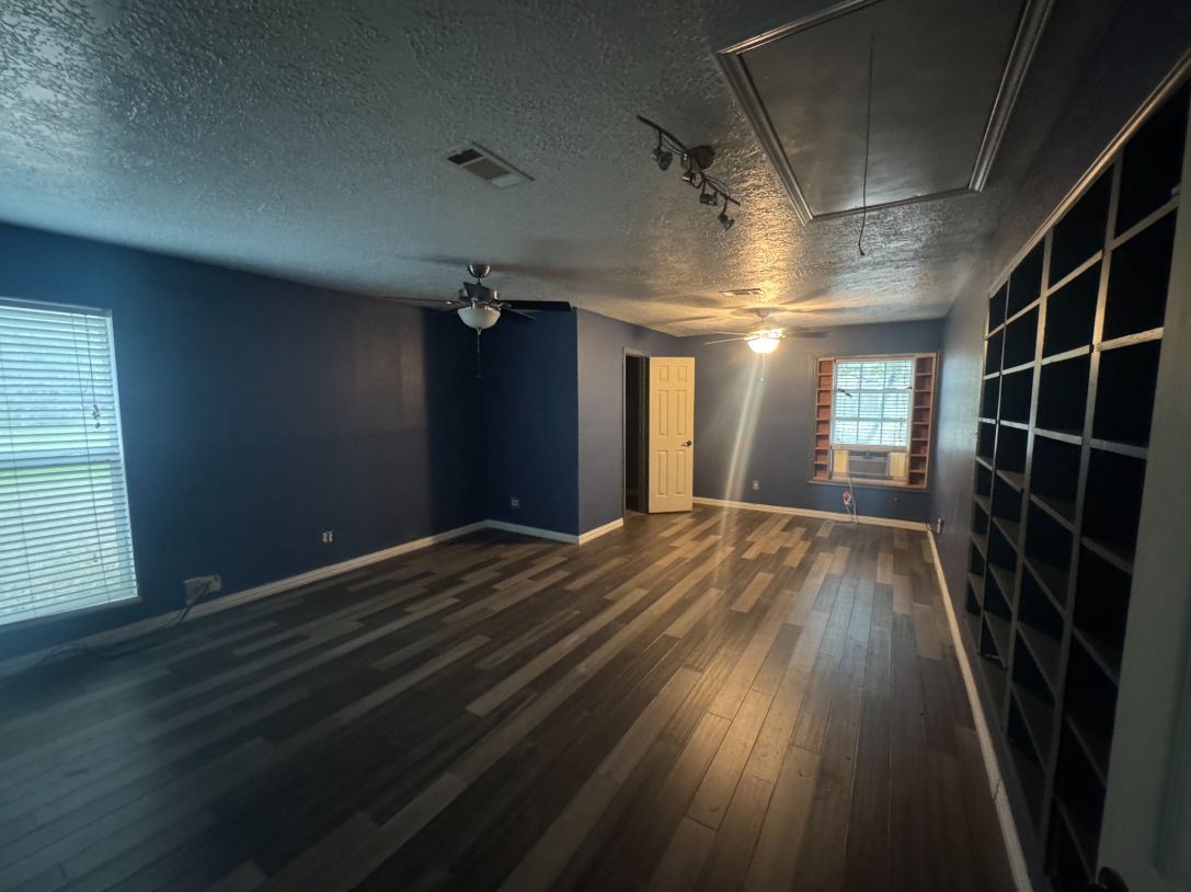 FLIP/RENTAL OPPORTUNITY ON A MASSIVE LOT IN WHISPERING PINES! CONROE ISD!