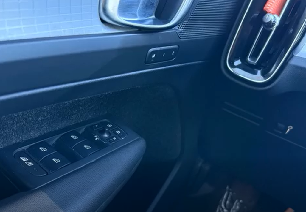 🚗 2020 Volvo XC40 T5 Momentum Sport Utility 4D