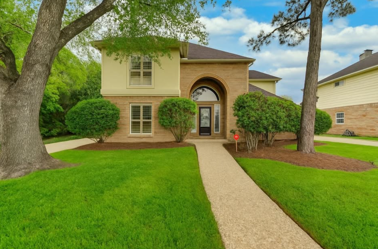 Move-in ready family home with sparkling pool