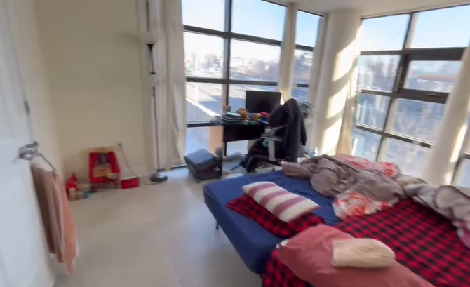 Private Room Available for a Vegetarian in an Extremely Spacious 2B1B Apartment at The Caprice