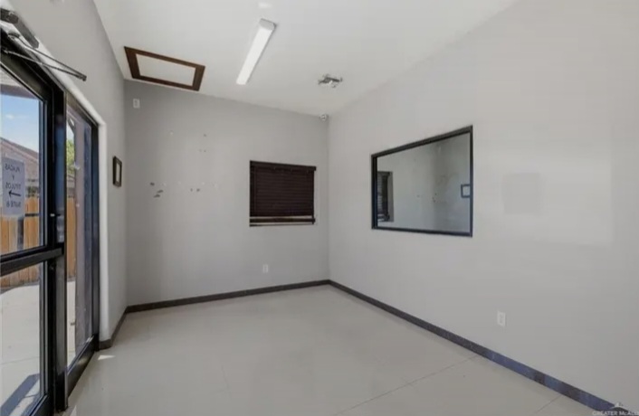 🏢 Prime Commercial Opportunity in Pharr