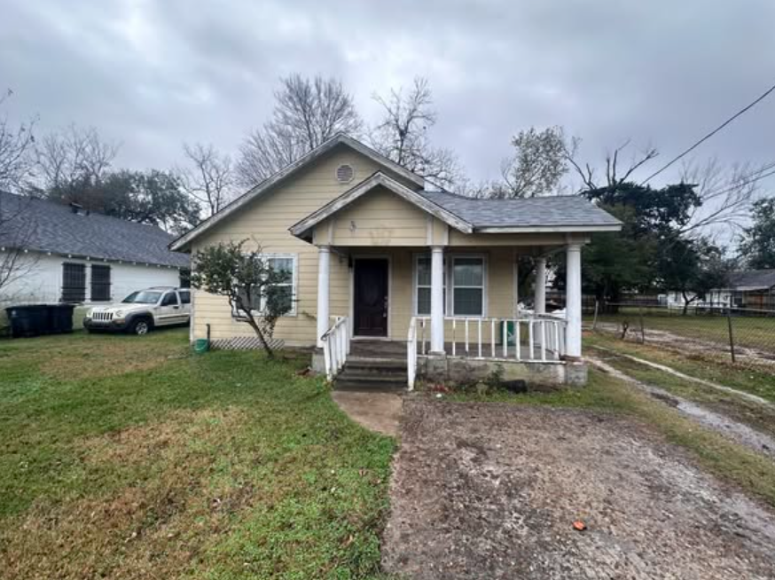 AMAZING OFF-MARKET FLIP/RENTAL - HOT NORTHSIDE AREA ON MASSIVE LOT!