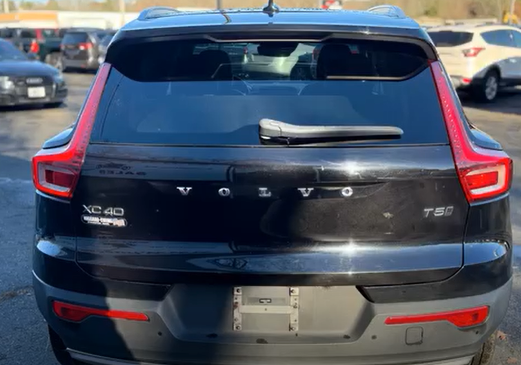 🚗 2020 Volvo XC40 T5 Momentum Sport Utility 4D