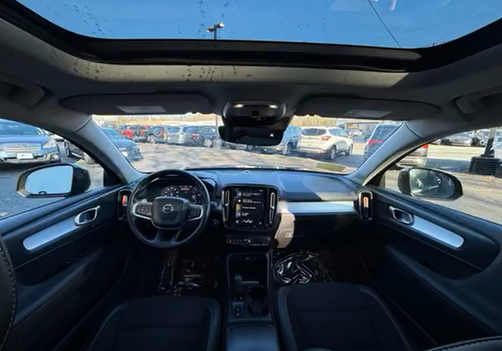 🚗 2020 Volvo XC40 T5 Momentum Sport Utility 4D