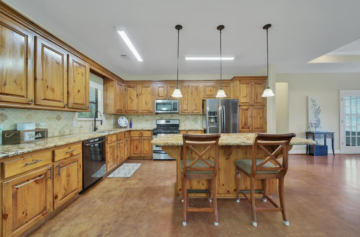 🏡 Montgomery, TX | 1 Acre • 1.5-Story • Timeless Style 🏡