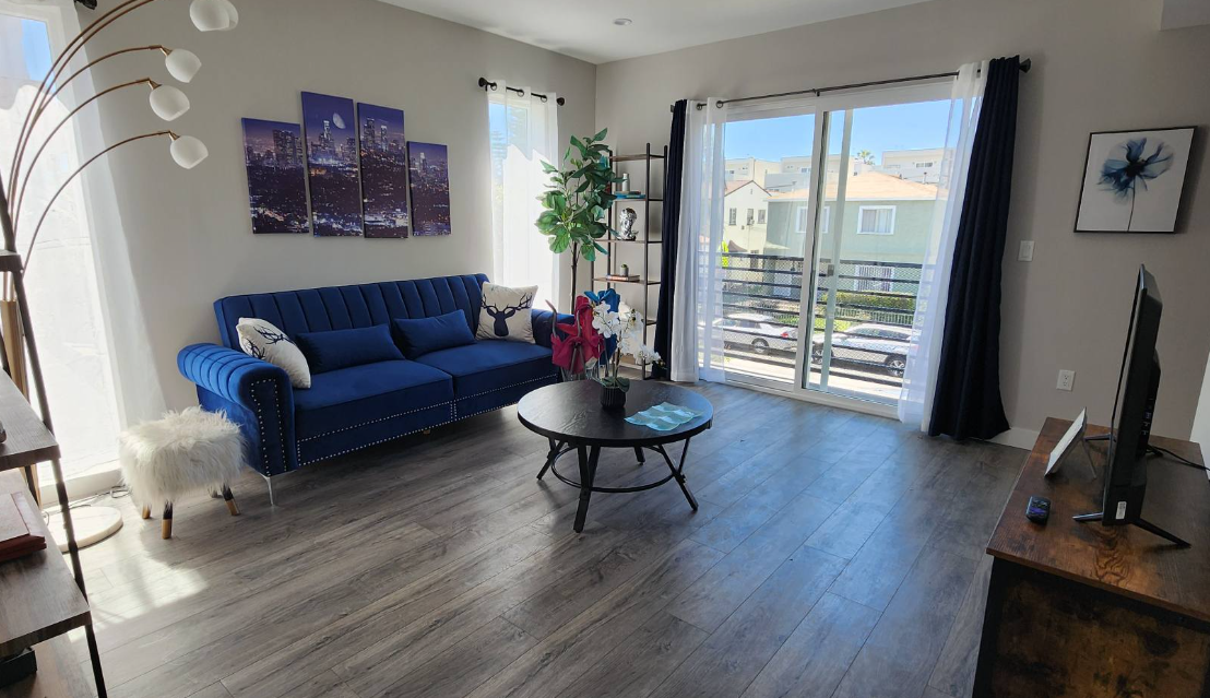 Townhome of 3 bedrooms, 3.5 baths, all appliances included, garaje for LEASE