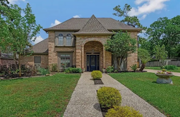 💫 A beautifully updated home with elegant details for sale in houston