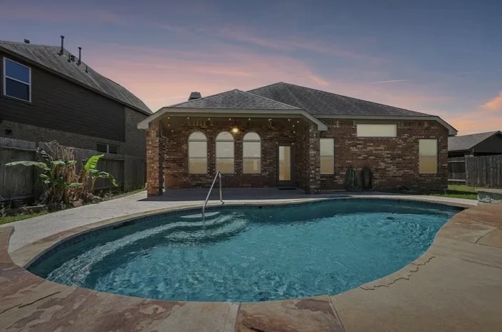 💫 A move-in ready home with a private pool and thoughtful upgrades for sale in houston