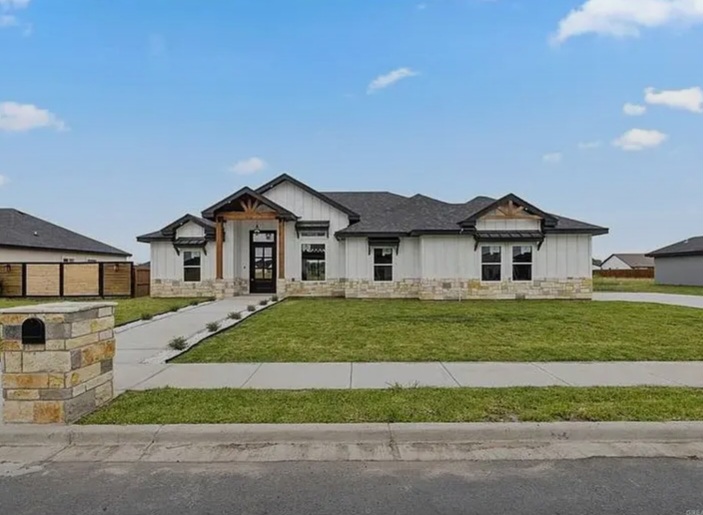 💫 A stylish modern farmhouse for sale in Weslaco
