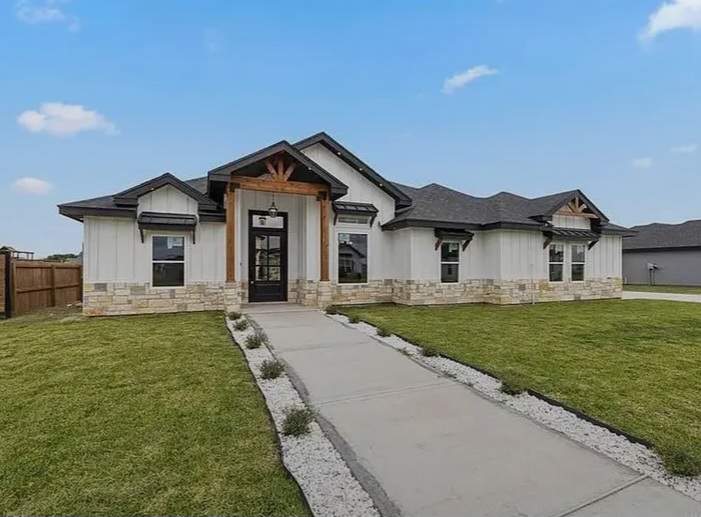 💫 A stylish modern farmhouse for sale in Weslaco - Houses in Weslaco - Image 2 of 6