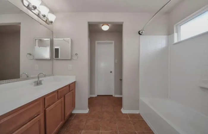 Beautiful 4 Bedroom 2.5 Bath Home Located in Deerbrook Estates - Houses in Humble - รูปภาพ 2 of 10