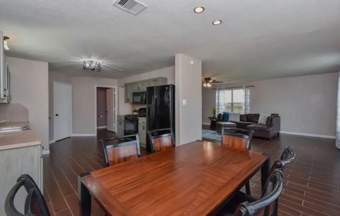 Beautiful 4 Bedroom 2.5 Bath Home Located in Deerbrook Estates - Houses in Humble - รูปภาพ 5 of 10