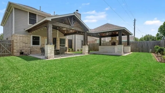 beautifully updated home in Country Club Cove — Houses