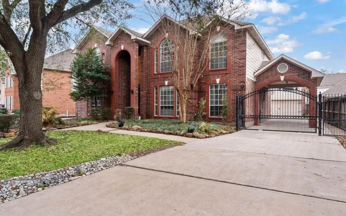 Big house for sale in  Gatesden Dr, Tomball