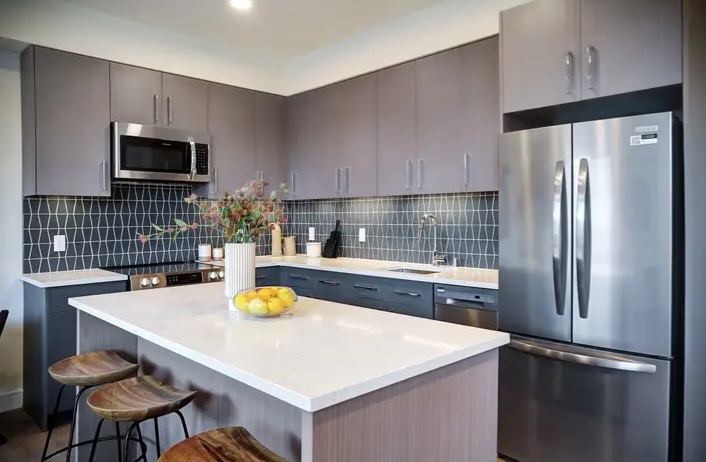 leasing new construction apt in Hollywood — Apartments