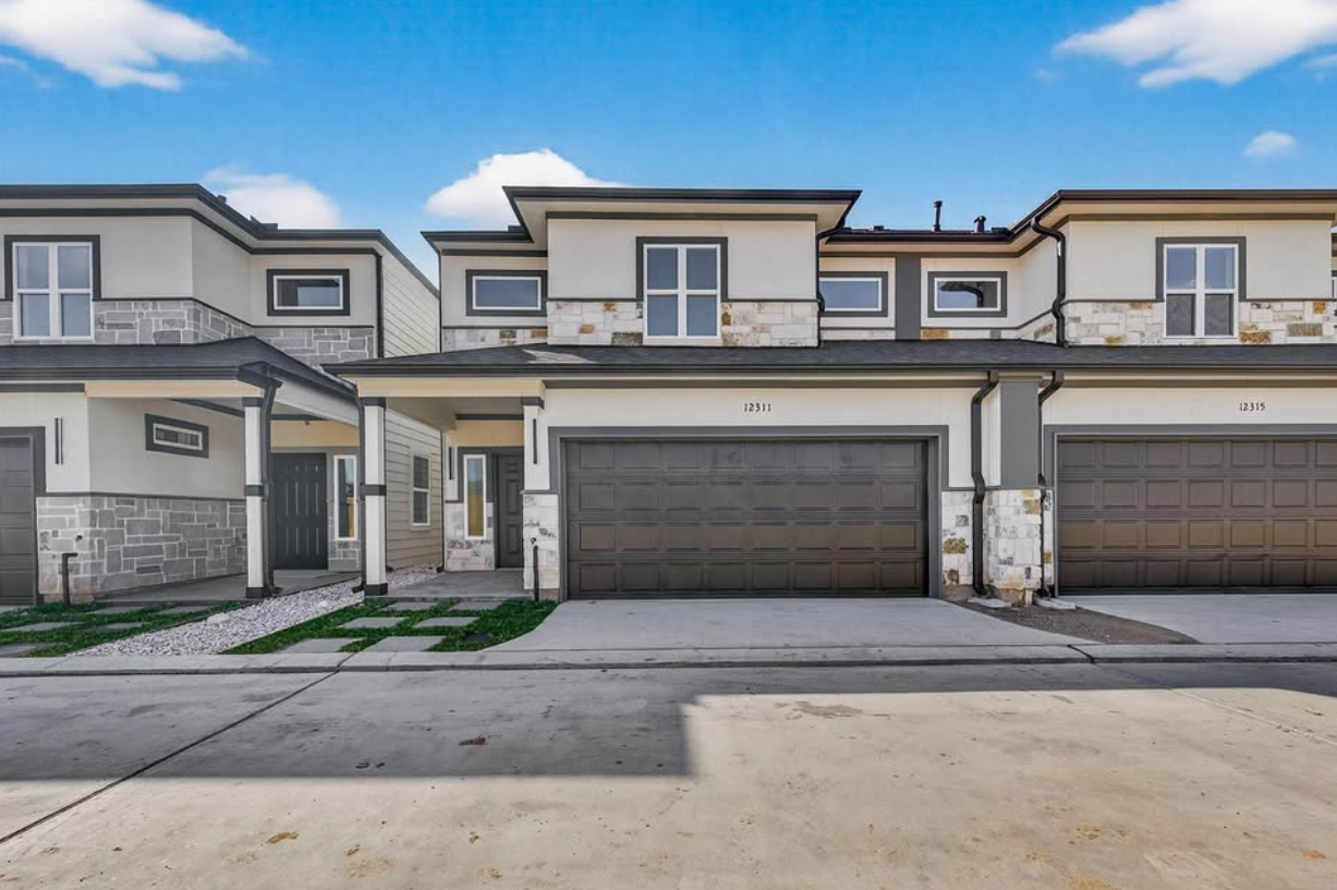 NEWLY BUILD HOMES FOR RENT IN CYPRESS — Houses