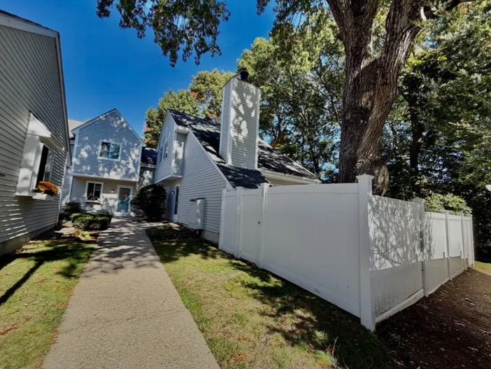Rental good price in highly desirable Whitman Pond Village — Houses