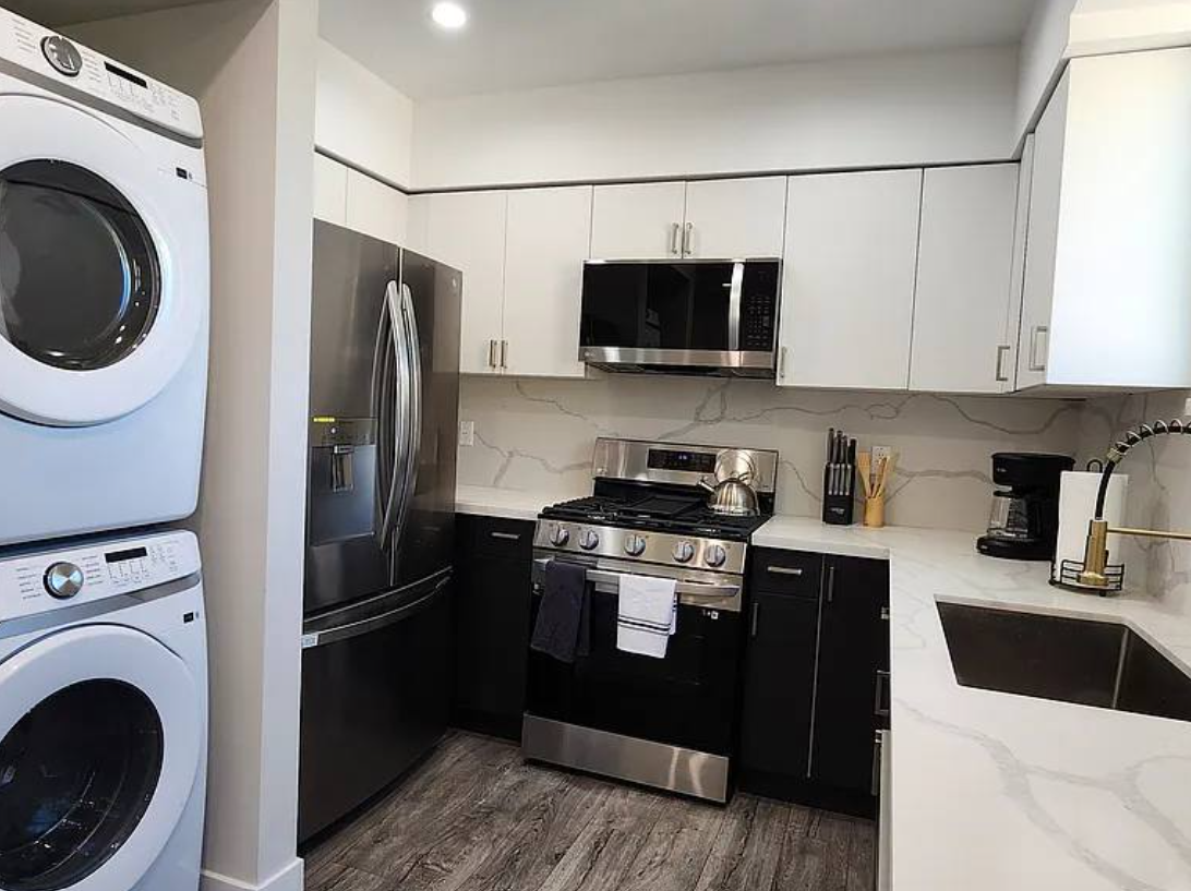 Townhome of 3 bedrooms, 3.5 baths, all appliances included, garaje for LEASE