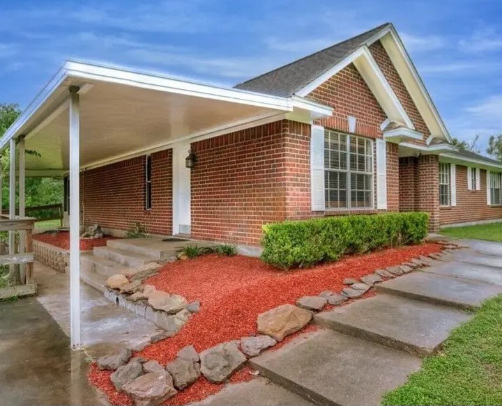 spacious home for sale in Angleton — Houses