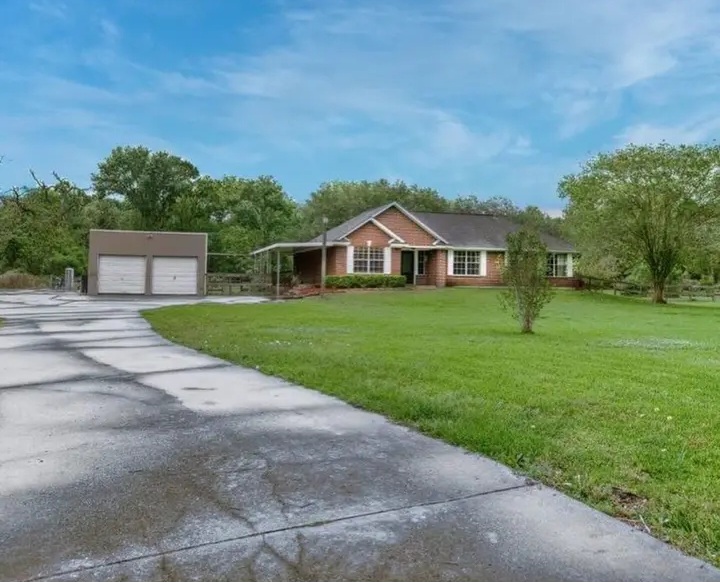 spacious home for sale in Angleton - Houses in Angleton - Imagem 2 of 10