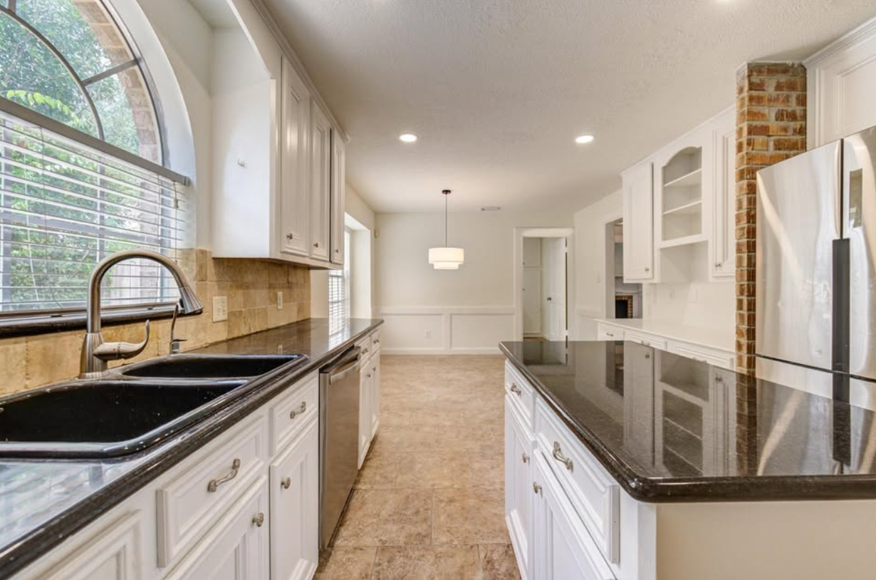 Move-in ready family home with sparkling pool