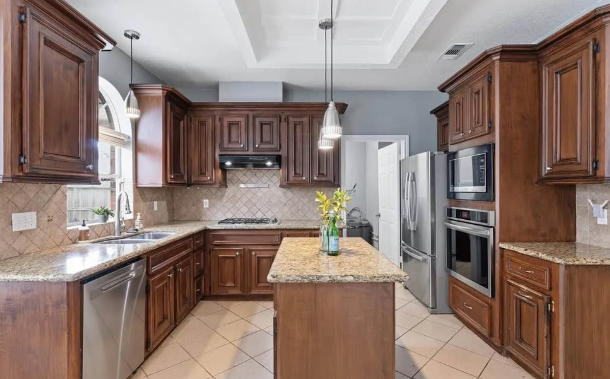 Big house for sale in  Gatesden Dr, Tomball